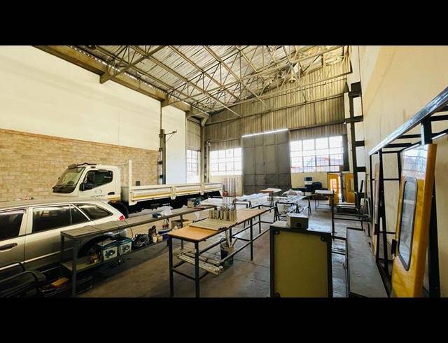 700M² WAREHOUSE TO LET IN LEA GLEN
